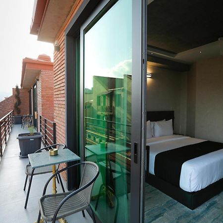 M 1 T Hotel Tbilisi Bagian luar foto