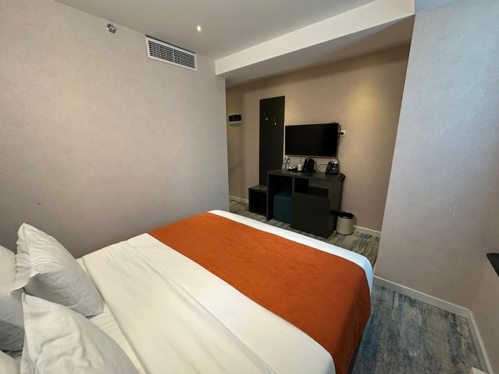 M 1 T Hotel Tbilisi Bagian luar foto